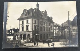 Fotokarte Schwyz Postgebäude mit Strassenbahn 