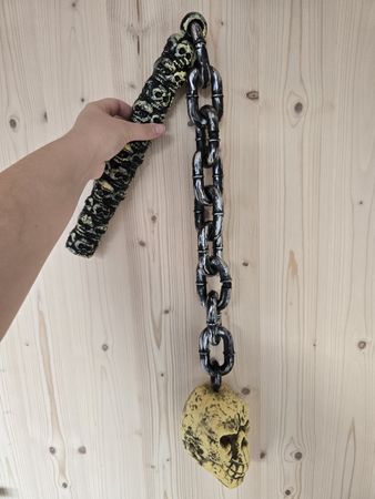 Fléau décoratif avec crâne
