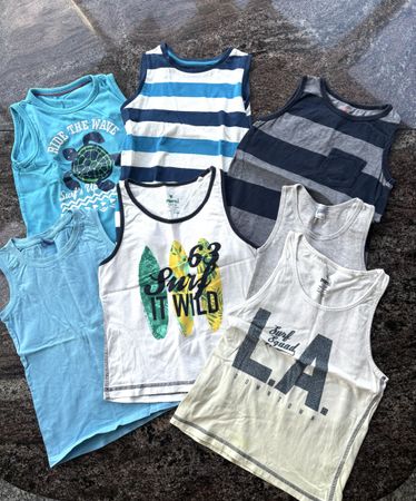 7 ärmellose Shirts Jungen 122/128