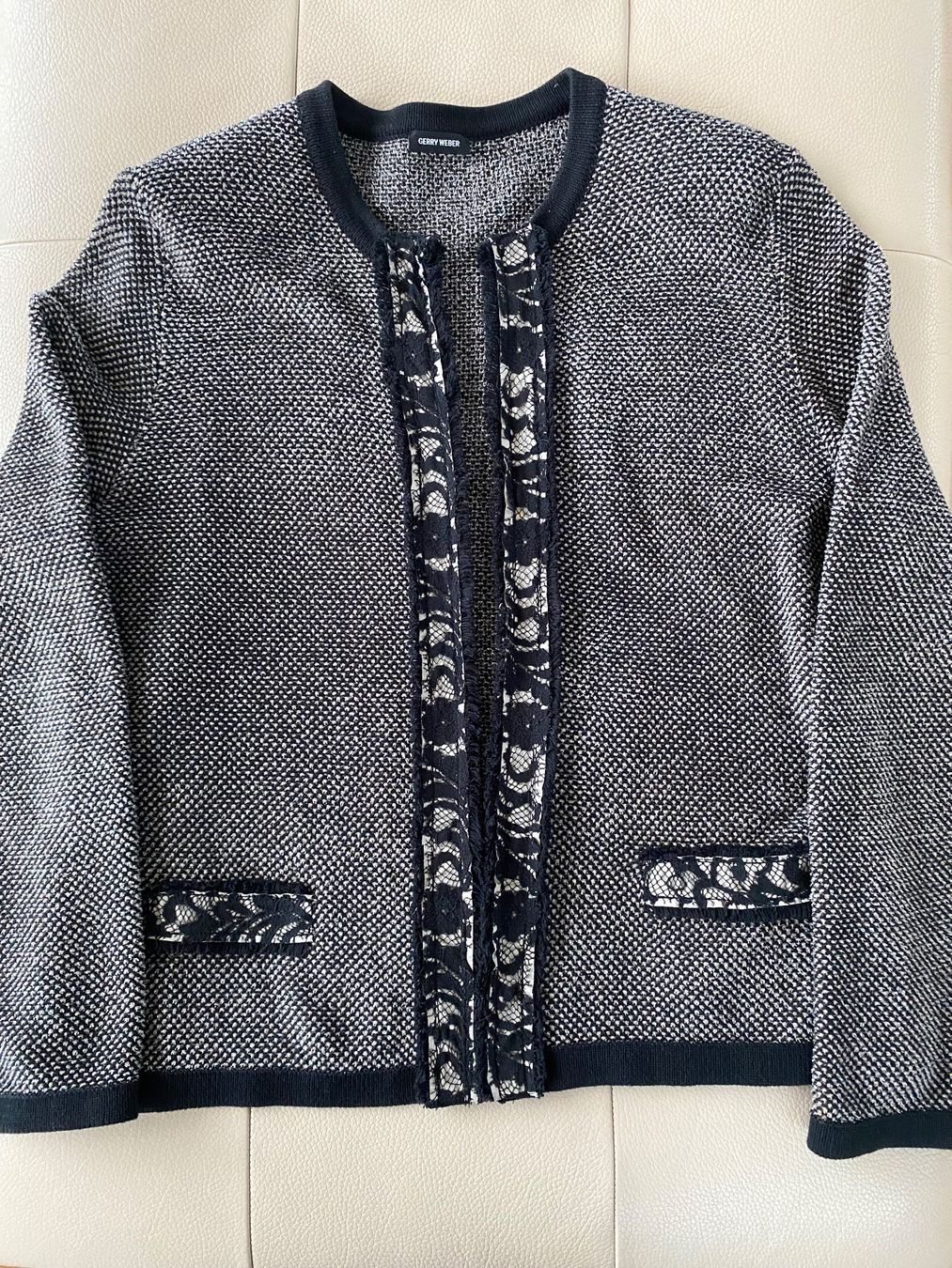 Gerry Weber Giacche: Gerry Weber Strickjacke schwarz-sand farbig Gr. 42 – Usato da Meggen venduto da 6003Luzern
