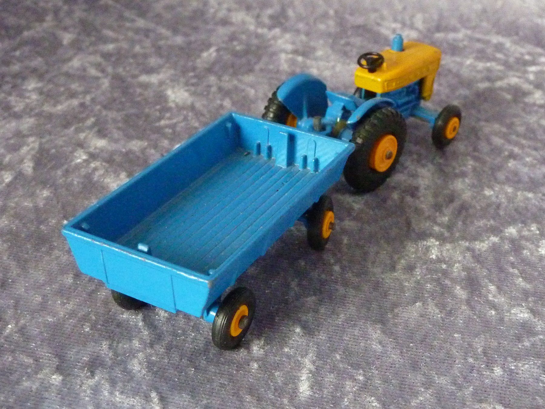 Matchbox Modellini d'auto: Ford Tractor mit Anhänger 1:64 – Usato da Dürrenäsch venduto da Cobra1ch 3