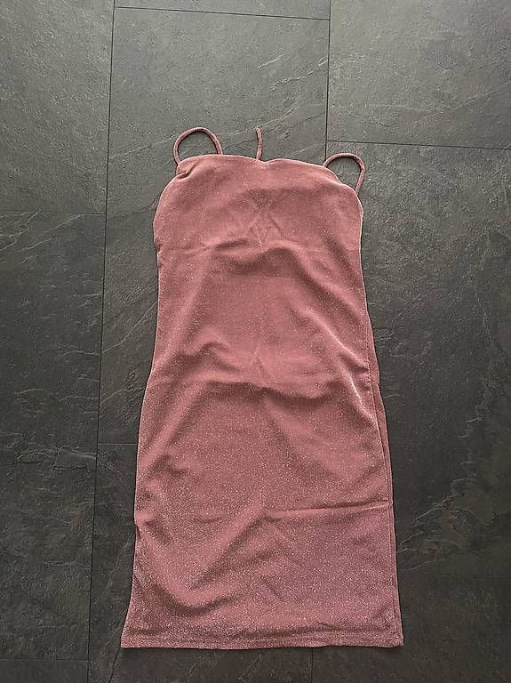 Kleider: Kleid eng rosa pull&bear – Gebraucht aus Schliern b. Köniz von Viven_K 1