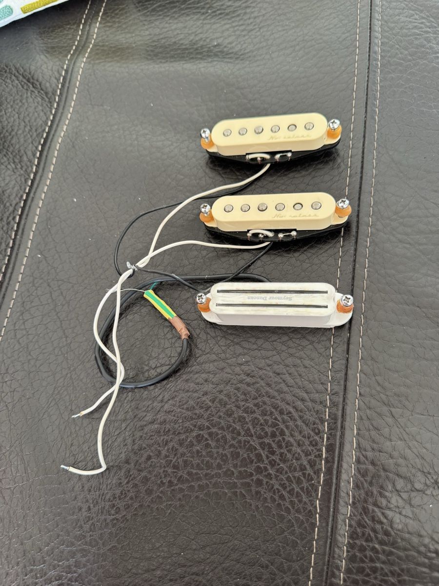 Fender Strumenti musicali: Noiseless Stratocaster Pickups Fender Neck & Middle – Usato da Hünenberg See venduto da Soundvalley