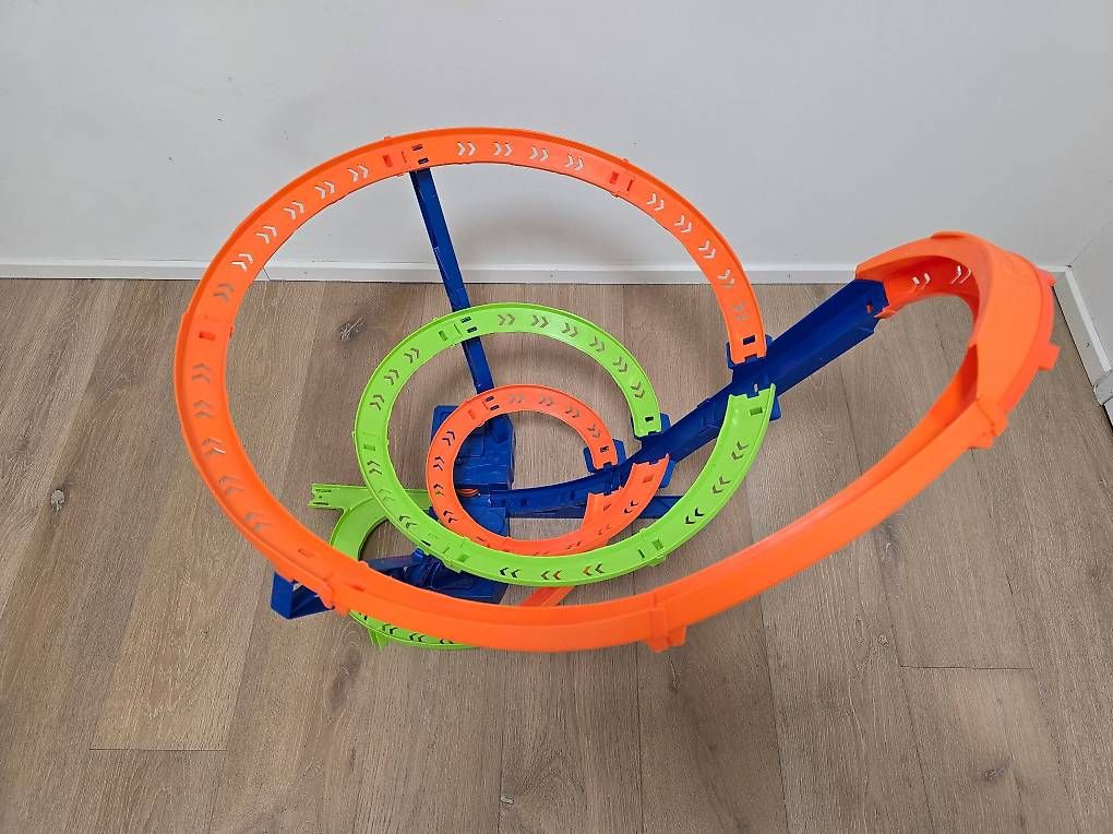 Hot Wheels Giocattoli: Hot Wheels Vertikale Korkenzieher-Action Rennbahn – Usato da Würenlos venduto da Xperts 1