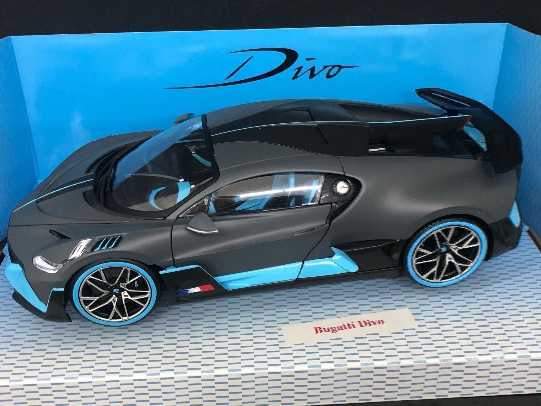 Bugatti Modellini d'auto: Bugatti Divo im Massstab 1:18 – Nuovo e nell'imballaggio originale da Erlenbach im Simmental venduto da Model_box 3