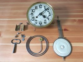 Altes Uhrwerk mit Zifferblatt und Pendel