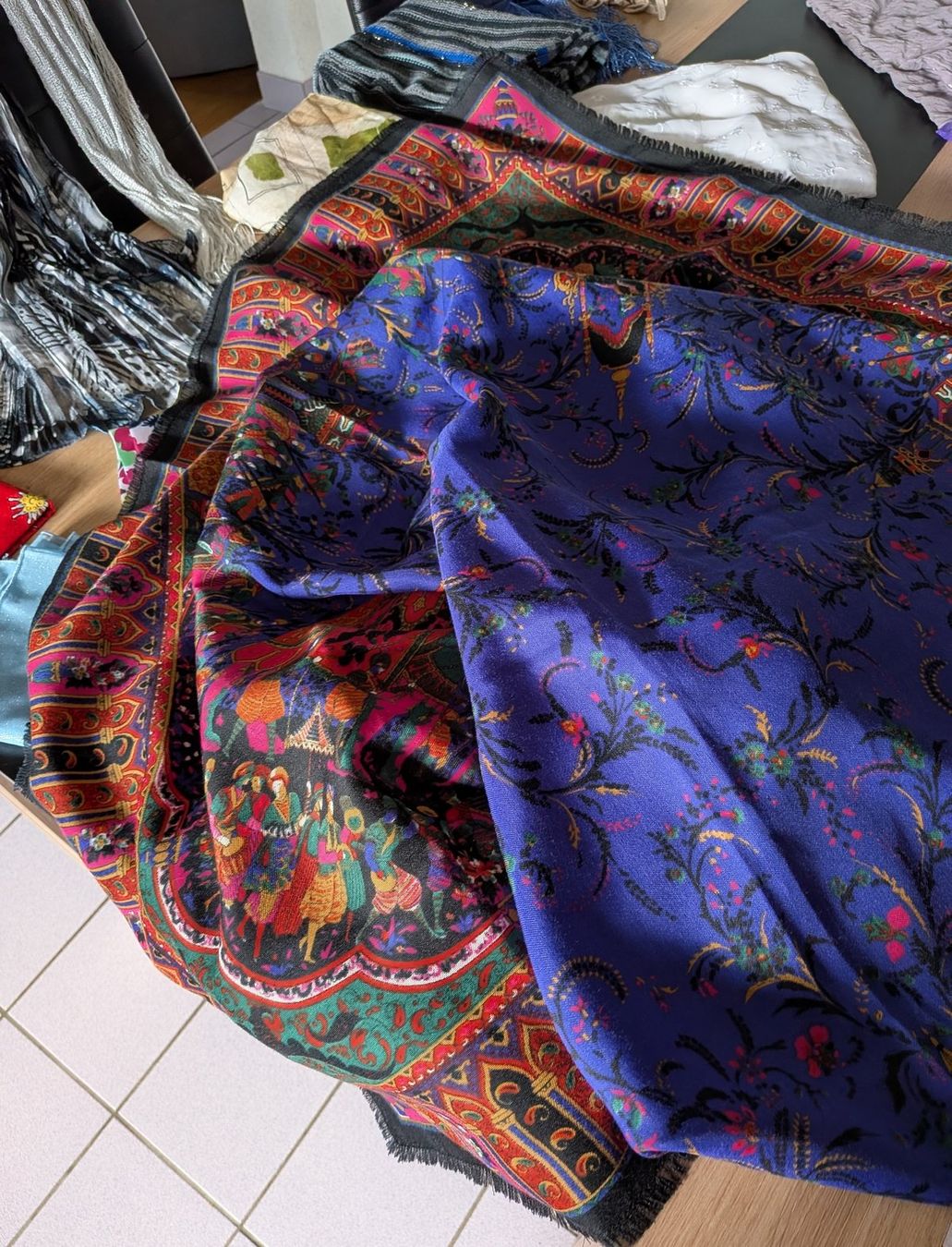 Foulard & Sciarpe: Lot de -21- foulards, écharpes, triangles, châle – Usato da Villariaz venduto da Mariejoconde 2