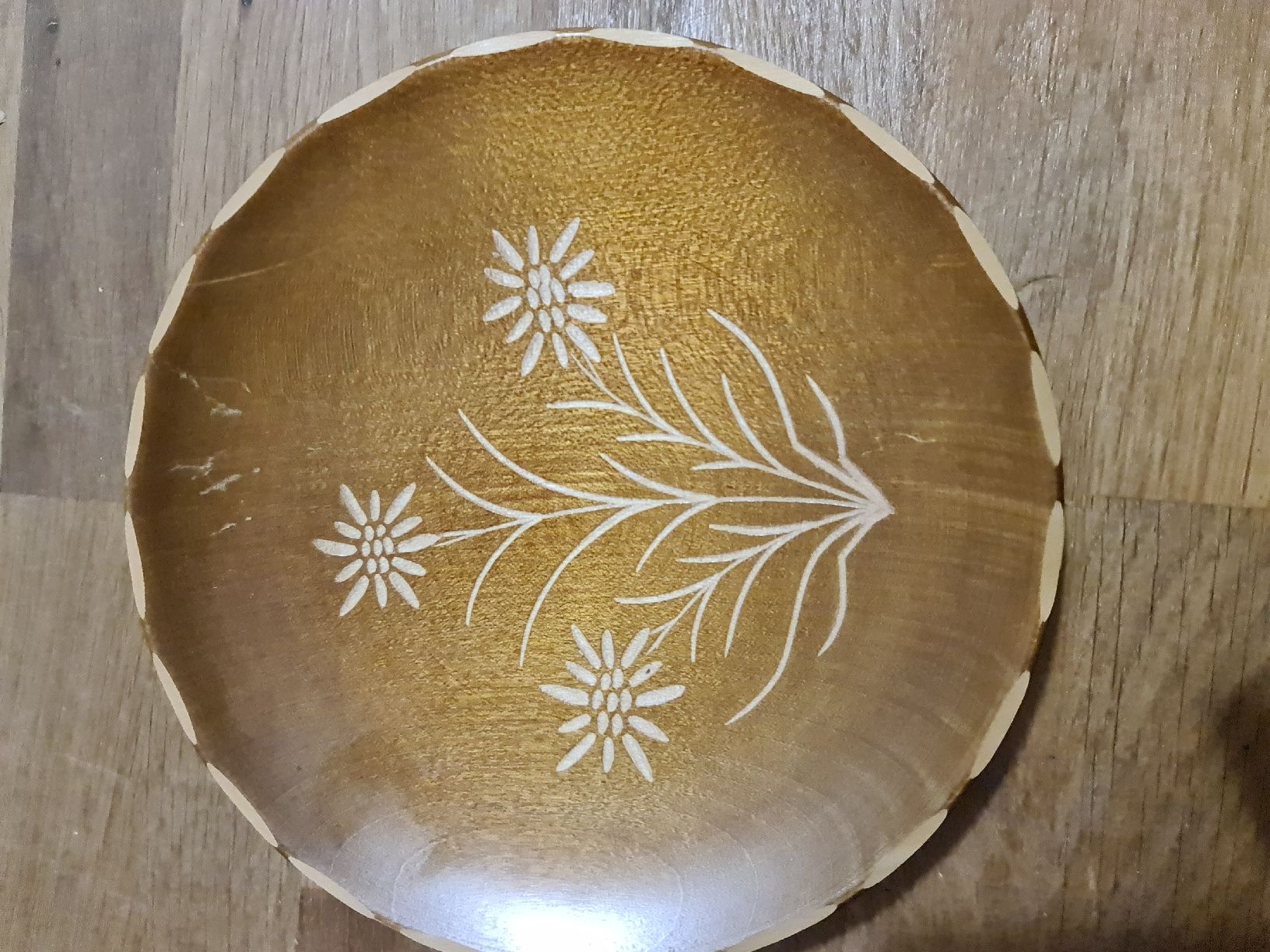 Piatti: holzteller mit schnitzerei – Nuovo e nell'imballaggio originale da Siebnen venduto da Holzwork75