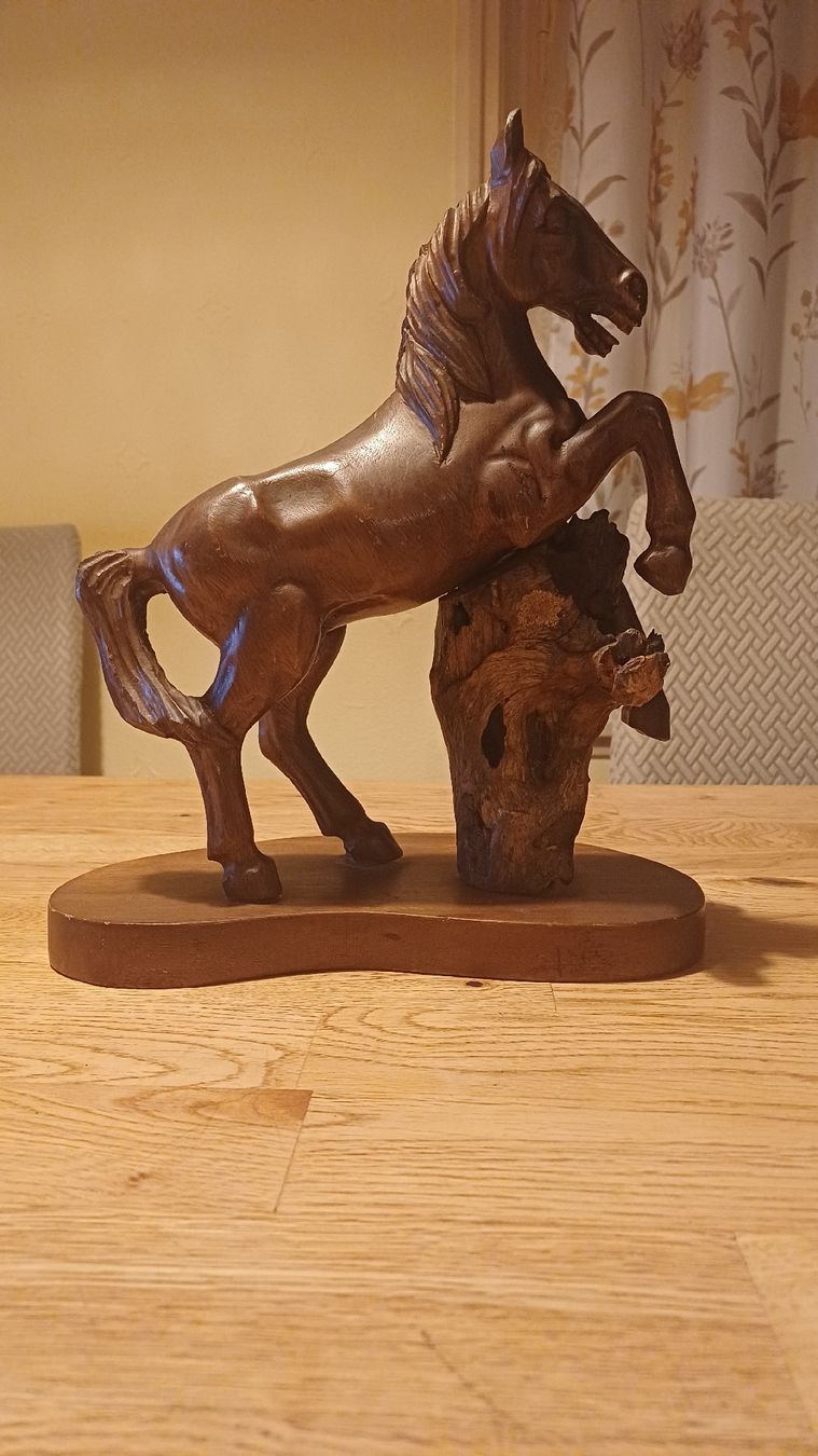 Figuren: Vintage geschnitztes  Holzpferd – Gebraucht aus Flawil von Pinkmalibu 3