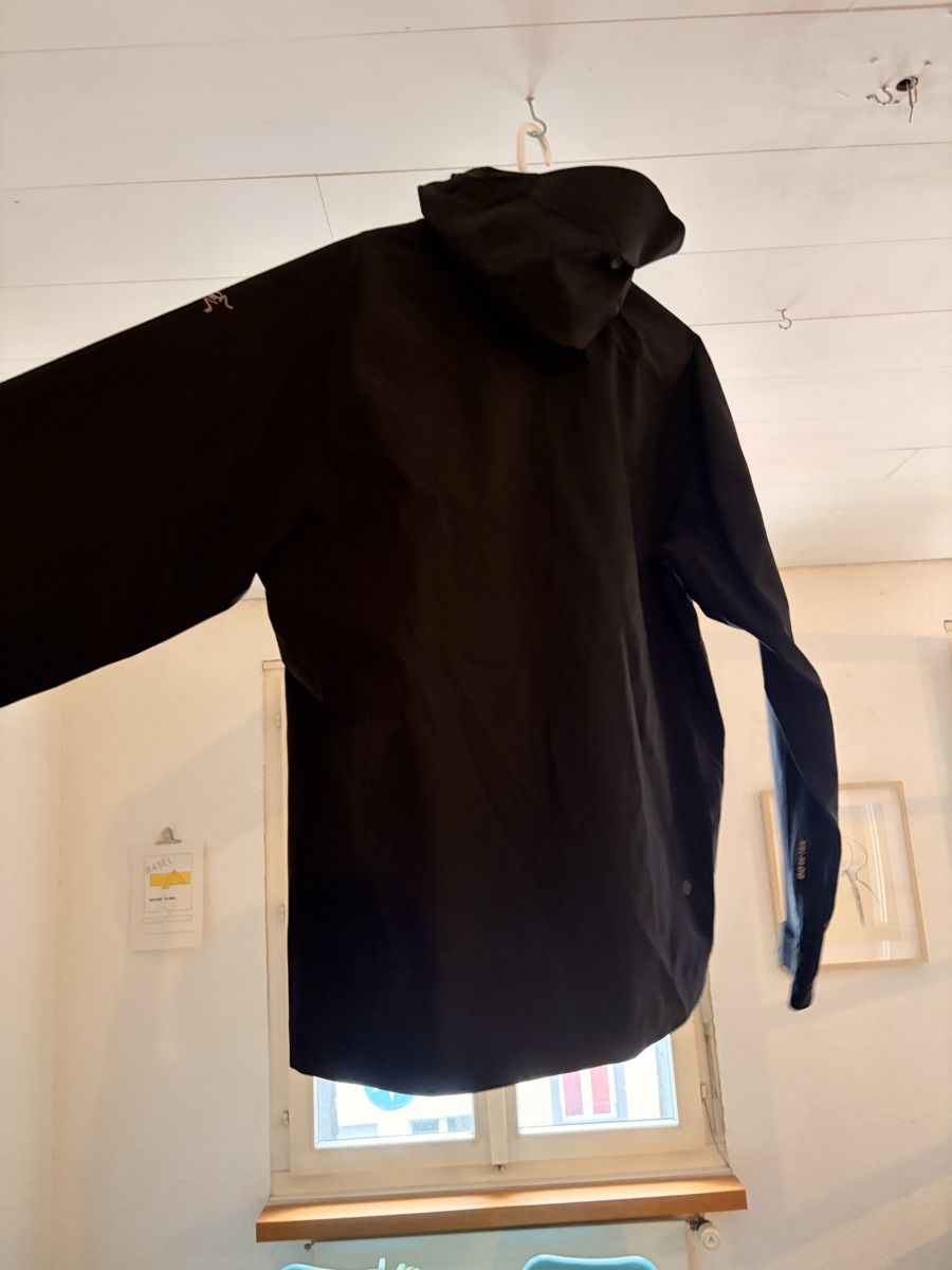Arcteryx Giacche: Arcterix hardshelljacke XL wie neu – Nuovo (secondo la descrizione) da Zürich venduto da anrech 2