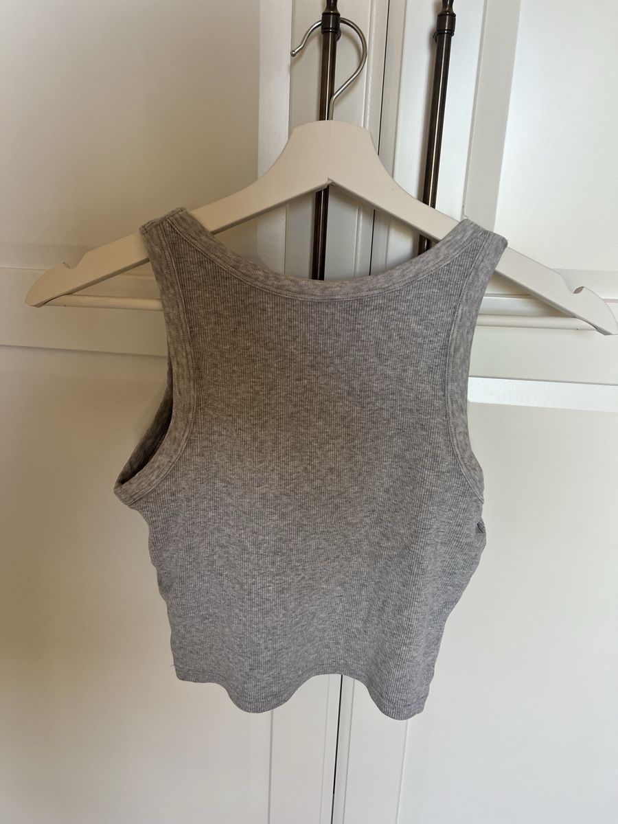 Top: Top brassière intégrée gris UNIQLO  – Usato da  venduto da  3