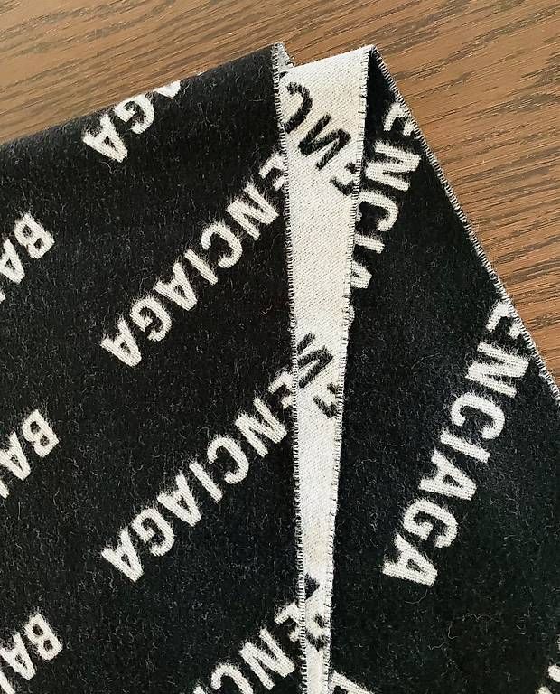 Balenciaga Foulards & écharpes: Balenciaga Schal Logo – D'occasion à Zürich par ljjud