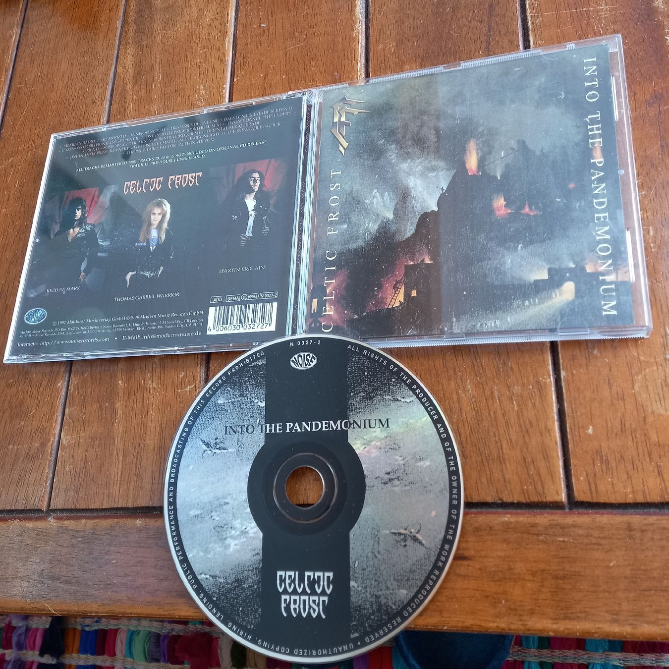 CD: celtic frost - into... – Usato da St-Cergue venduto da VeganWarrior