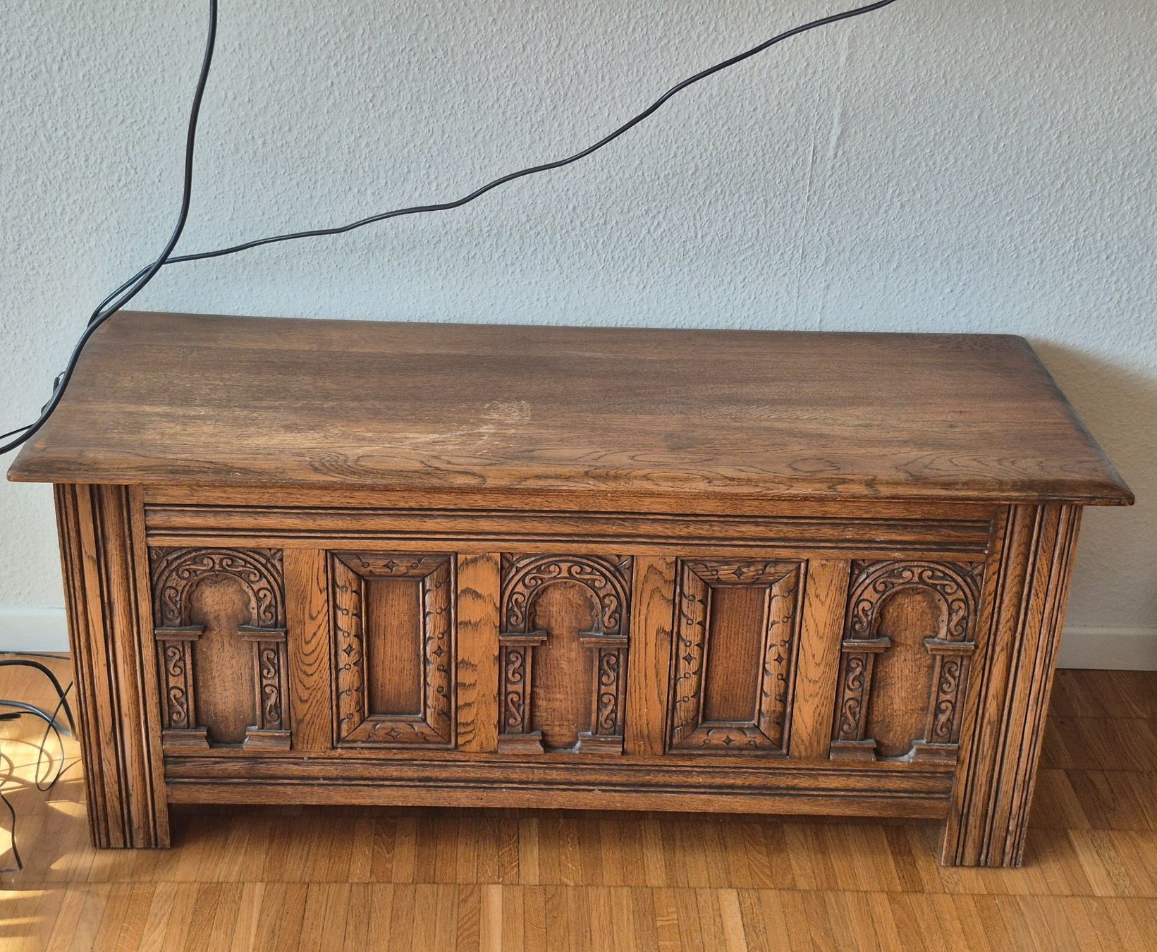 Truhen: Truhe Holz Nussbaum Stil – Gebraucht aus Zürich von Roberto040