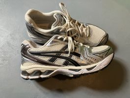 asics gel kayano 14 (42.5)