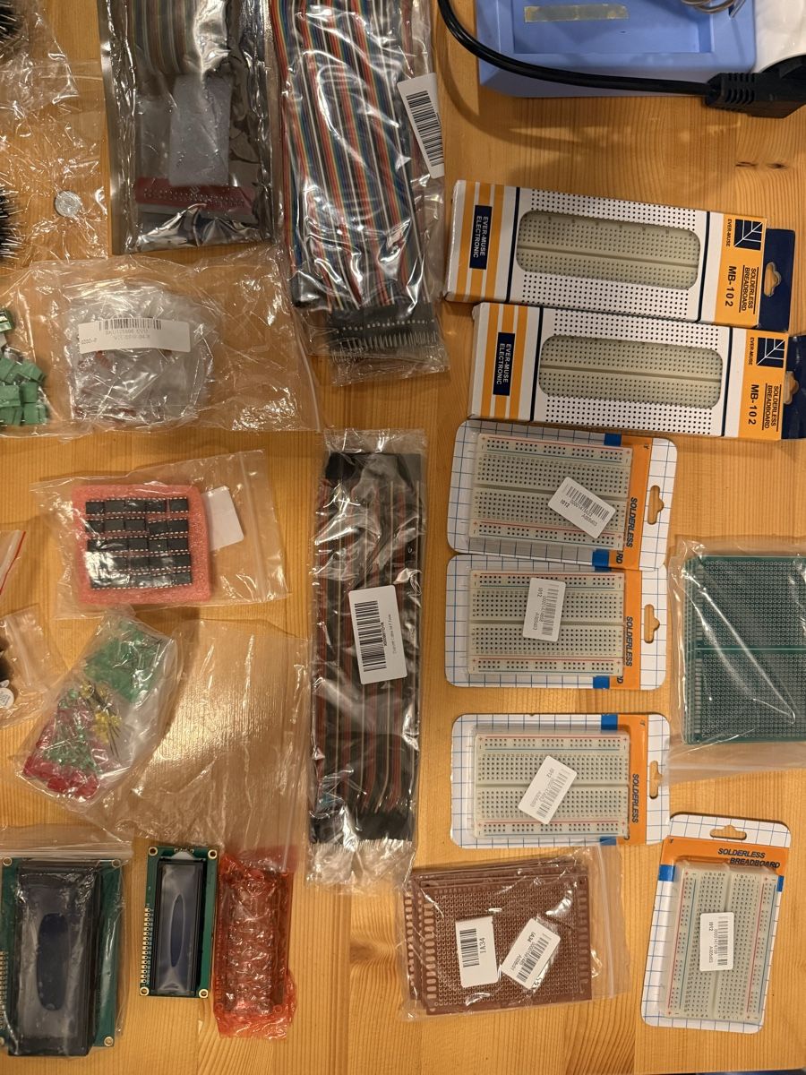 Componenti elettronici: Electronics Components Set – Nuovo (secondo la descrizione) da Zürich venduto da David.1 6