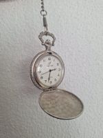 Silberne Taschenuhr mit Zug-Motiv