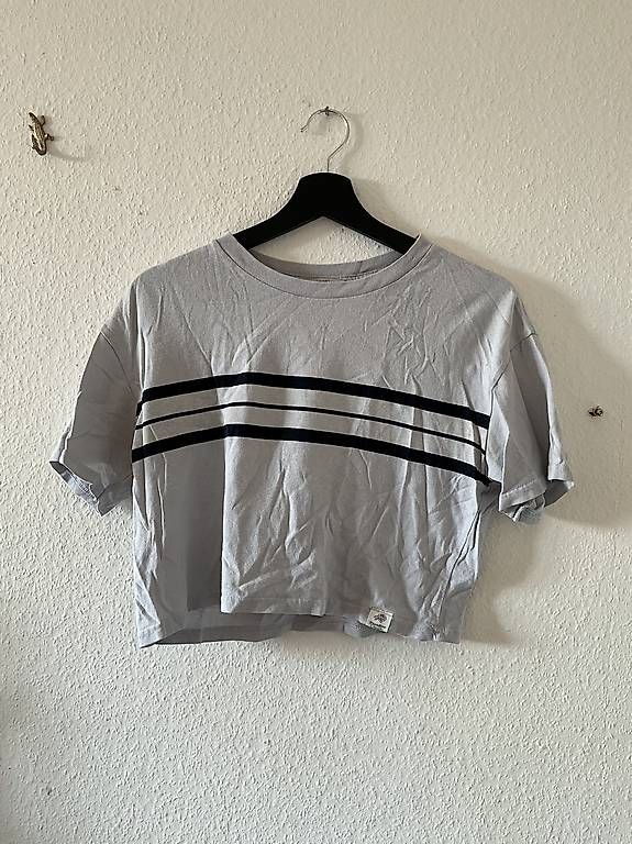 T-Shirts: GESTREIFTES CROPPED-T-SHIRT – Gebraucht aus Biel/Bienne von flu_6hgp