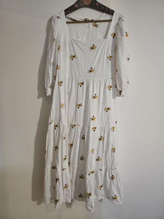 Sommerliches Kleid mit Blumenstickerei, Grösse 44 🌼🌺