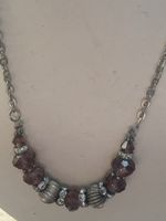 Elegante Halskette mit amethystfarbenen Kristallen