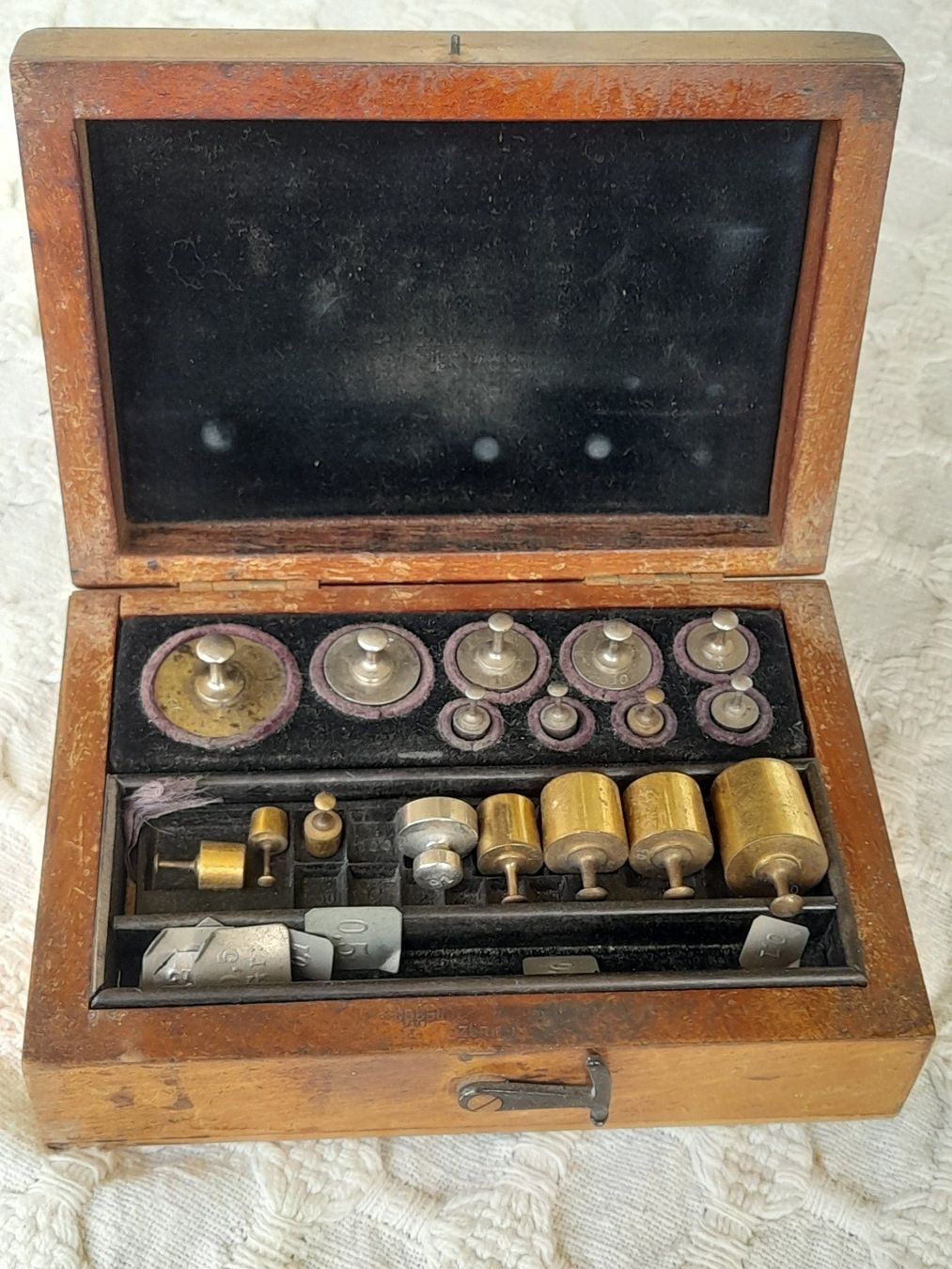 Accessori da laboratorio: Gewichte/Apothekergewichte-Set im Holzkasten – Usato da Thun venduto da Treff.....e 1