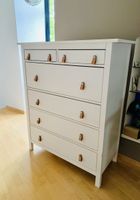Hemnes Kommode, weiss mit Ledergriffen (6 Schubladen)