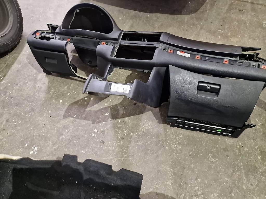 Tutti pezzi di ricambio auto: Bmw e46 Armaturenbrett  – Usato da Niedergösgen venduto da Zecinha 1