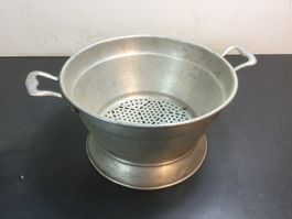 Antikes kultiges Aluminium Salat Sieb Abtopfsieb