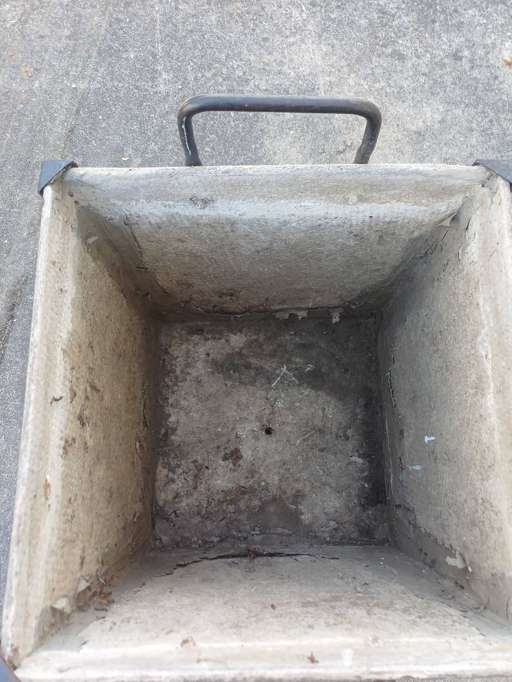Eternit Vasi per fiori: Eternittopf mit Eisenrahmen – Difettoso da Wangenried venduto da Recycler94 5