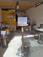 Stehtisch aus Zementpflaster