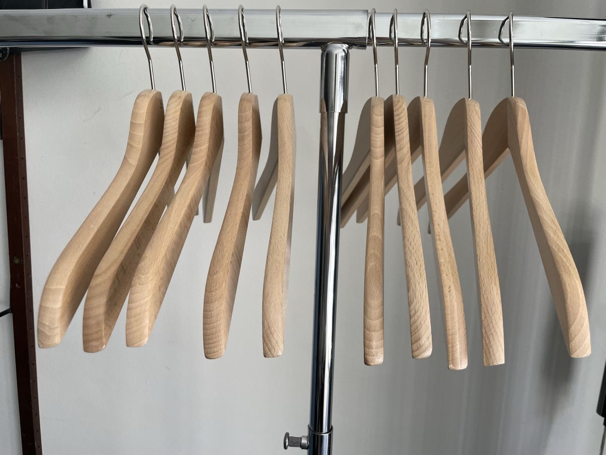 Appendiabiti: 70Stk. Holz Kleiderbügel 44cm – Usato da Windisch venduto da rascale 2
