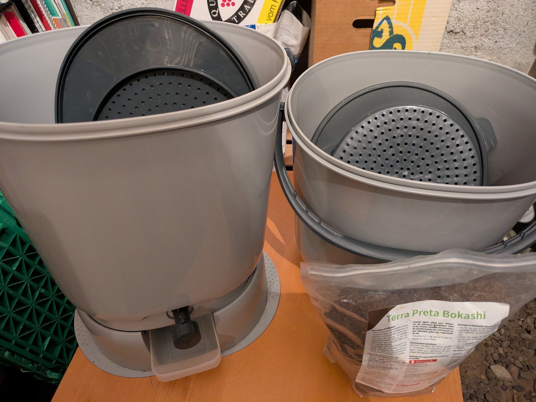 Altro per la casa: 2 Bokashi Eimer Set mit Terra Preta Erde – Usato da Bern venduto da Buchmand