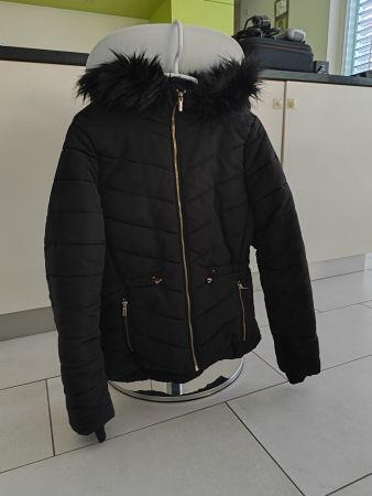Warme neuwertige Winterjacke mit Kunstfell Gr. S