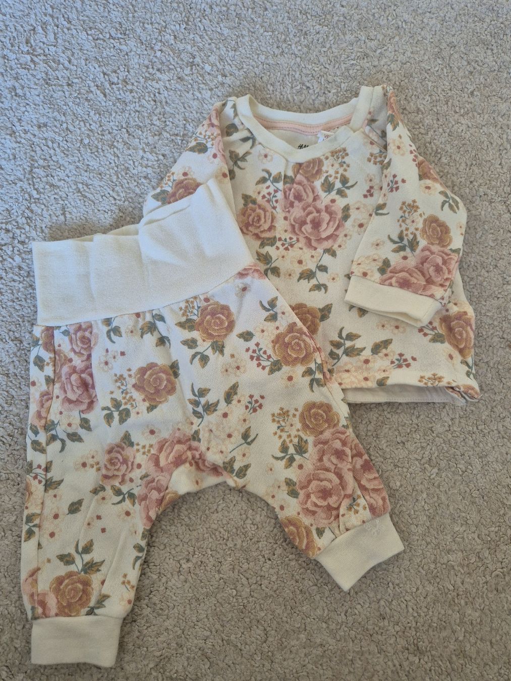 H&M Completi: Newborn- Set Pullover und Hose – Usato da Beckenried venduto da ann_2gpd