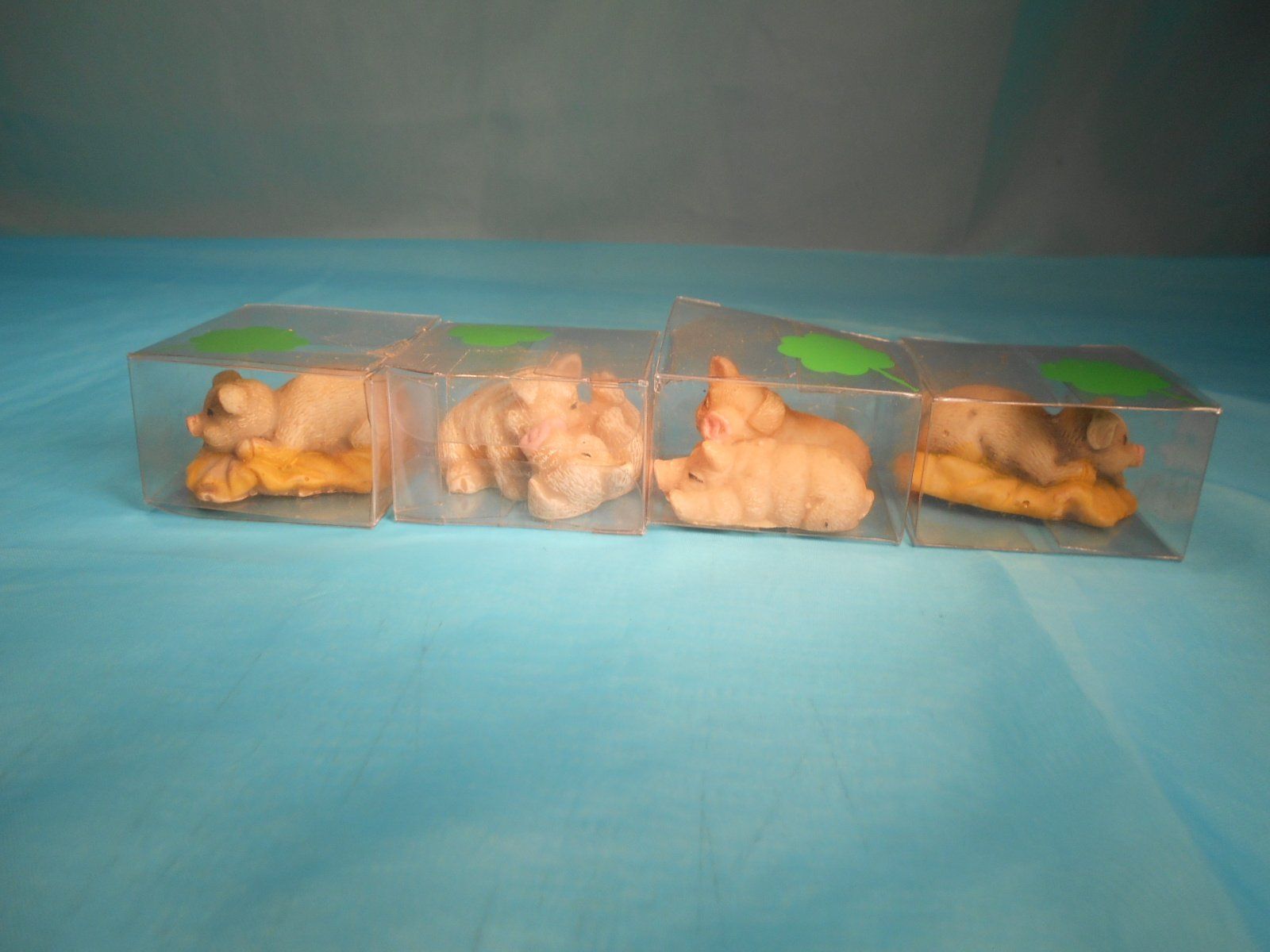 Statuette: 4 Geschenkpackungen mit Glücksschweinchen und Kleeblatt – Nuovo e nell'imballaggio originale da Bellach venduto da JingleCherry