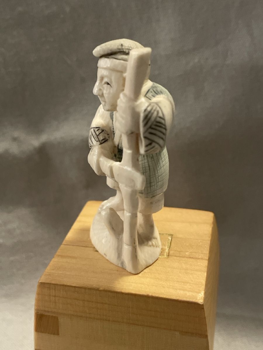 Statuette: Netsuke, Mann mit Bambusstock, signiert – Usato da Embrach venduto da Gauvain1 1