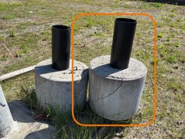1 Stück Betonsockel mit Kunststoff Rohr