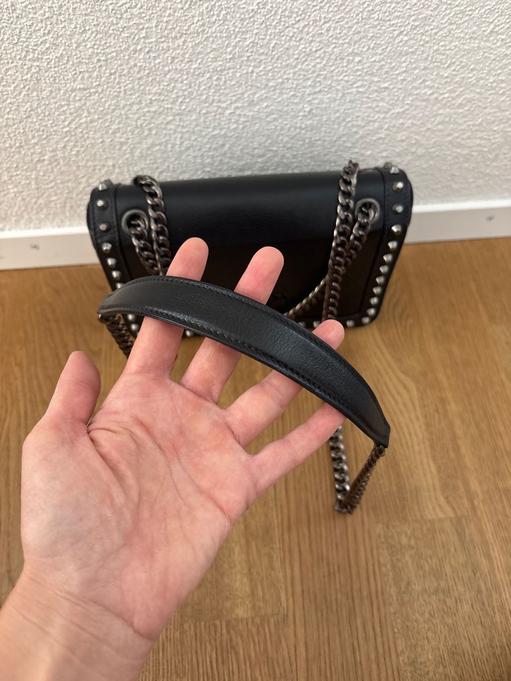 Prada Taschen für Damen: Beautiful black Prada bag with studs – Gebraucht aus Küssnacht am Rigi von s_vndn 3