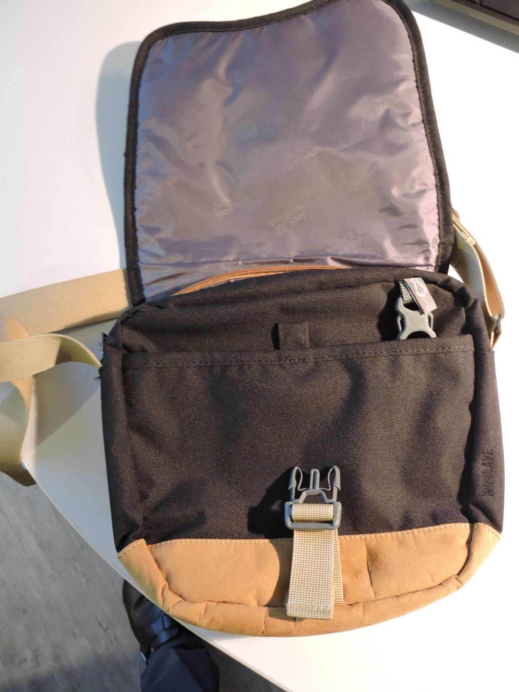 Jack Wolfskin Borse da donna: Jack Wolfskin Schultertasche Warwick Ave – Usato da Hauptwil venduto da Borusse01 6