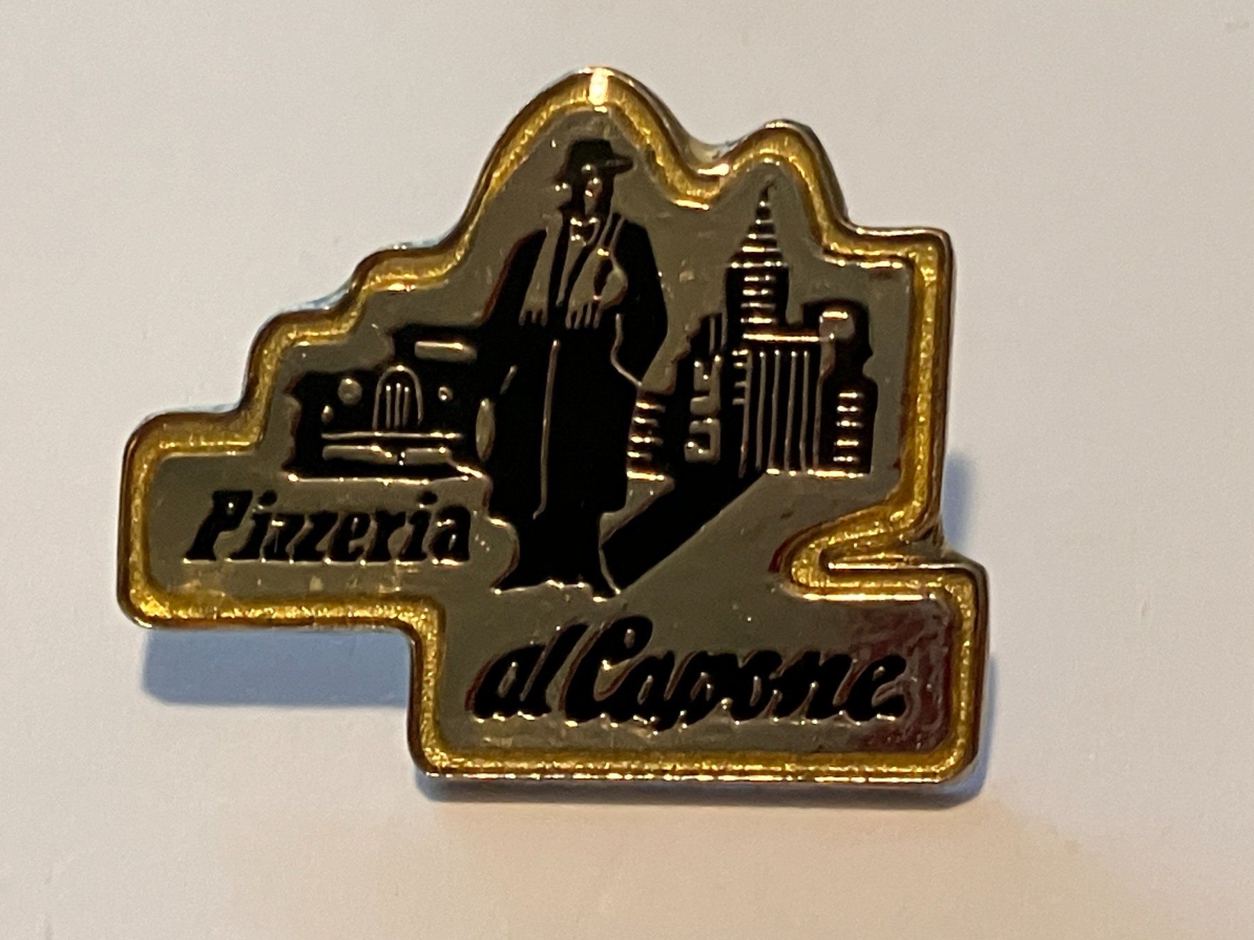 Placchette & Badge: 1 Pin Pizzeria al Capone – Usato da Basel venduto da djwwpp