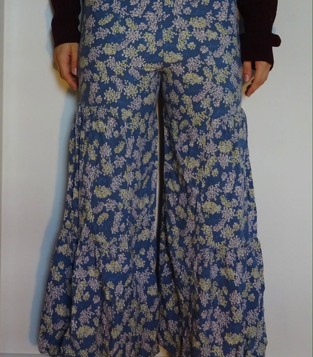 Pantalons: Mädchenhose S Blumenmuster – D'occasion à Münchenbuchsee par Soendlen