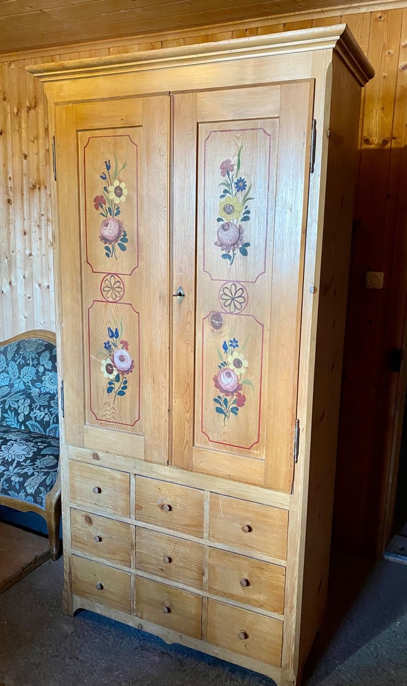Armadi: Wunderschöner massiver Schrank mit Bauernmalerei – Usato da Frauenkappelen venduto da leola1973