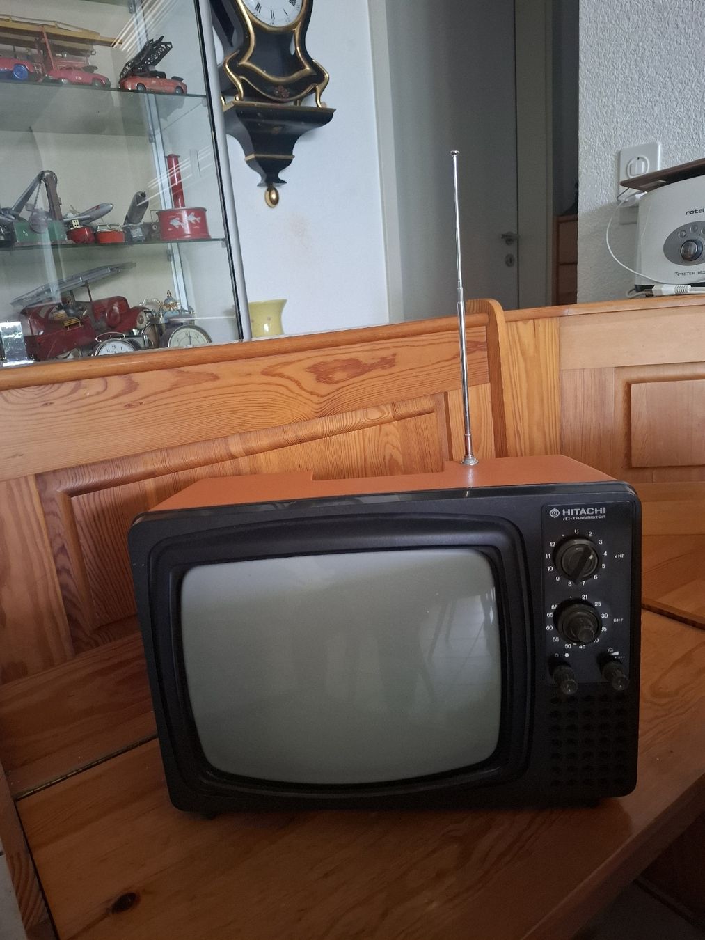 Fernseher: Hitachi TV 1970er Jahr – Defekt aus Hornussen von sagana2