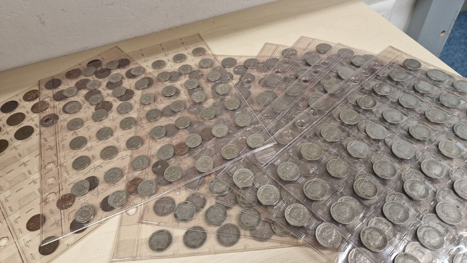 Tutti le monete: Münzsammlung mit Blättern guter Zustand – Usato da Herisau venduto da Antiques.AR