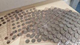 Münzsammlung mit Blättern guter Zustand