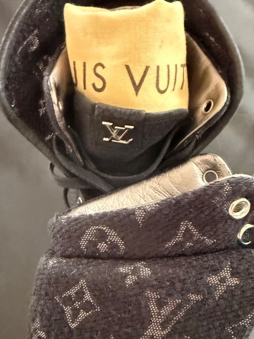 Louis Vuitton Scarpe da donna: Sneakers LOUIS VUITTON en cuir noir – Usato da Vernier venduto da ley_yqh9