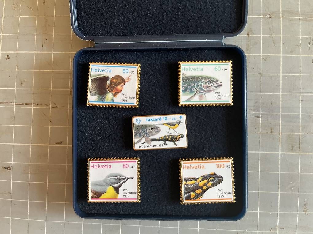 Placchette & Badge: Pro Juventute Briefmarken Pin – Usato da Bättwil venduto da hummn
