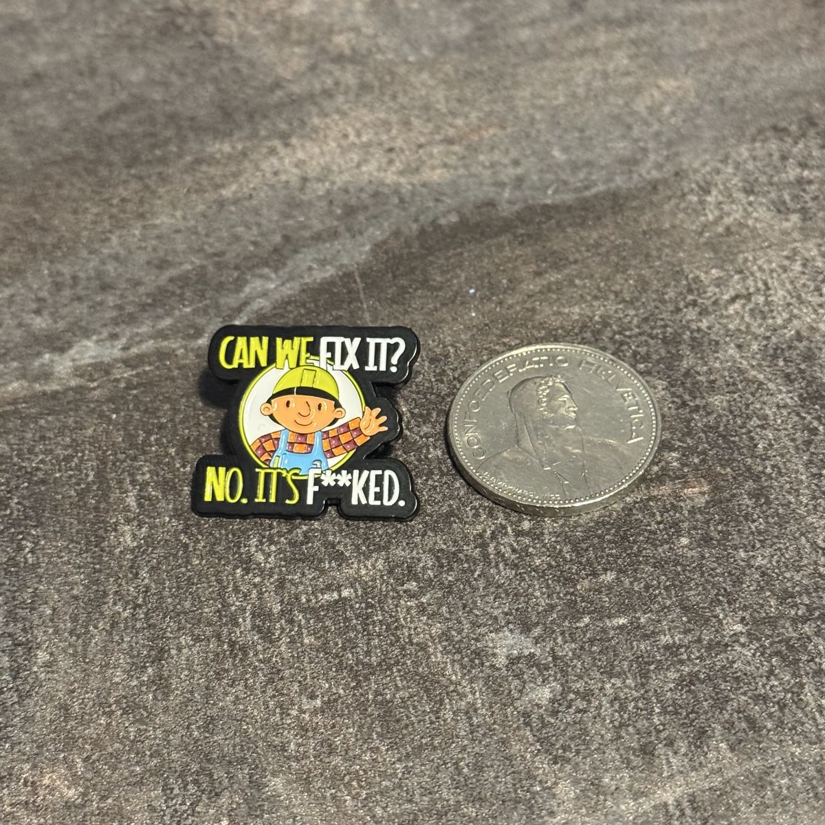 Plaquettes & Badges: Can we fix it? Pin – D'occasion à Biel/Bienne par bas_c8yf 1