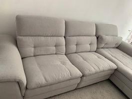 hellgraues / beiges Ecksofa mit elektrischer Ausziehbank