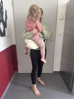 Excellent hip seat carrier - like new condition!